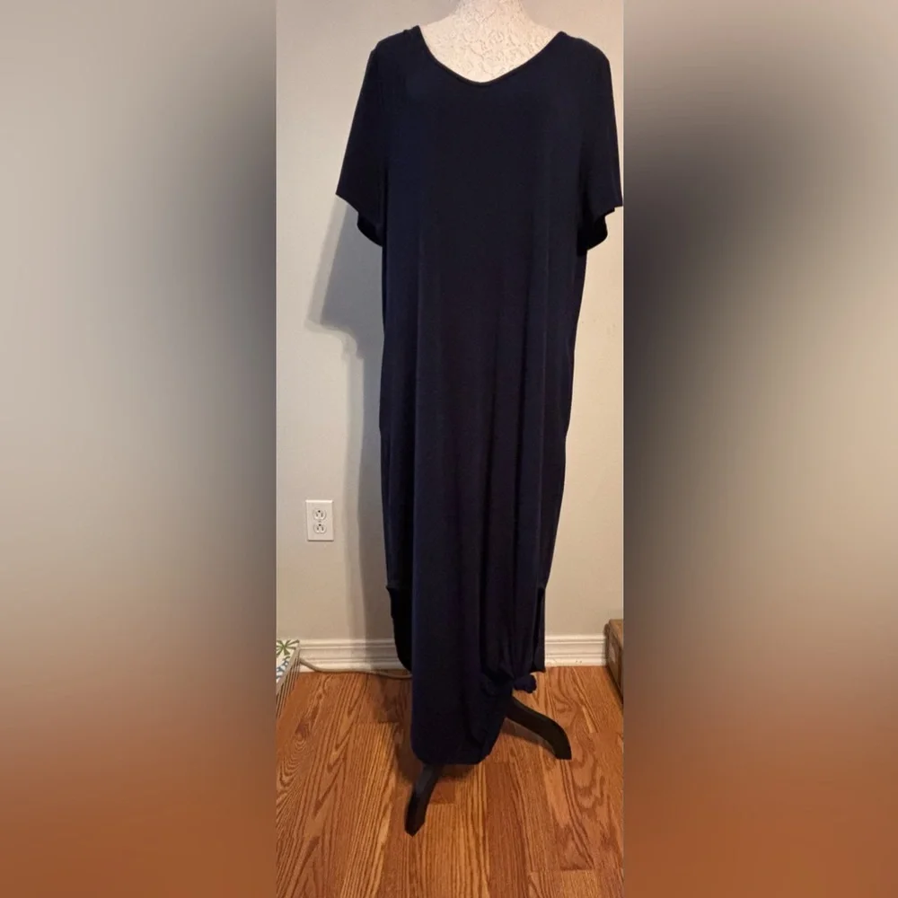 Elegant Black Sleeveless Dress - Picture 2 of 7